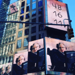 Immagine e numeri di Stephen Hawking (48, 16, 11) apparsi a Times Square